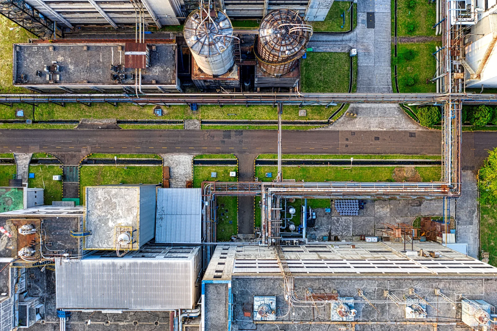 Vista aérea de tuberías, tanques e instalaciones industriales